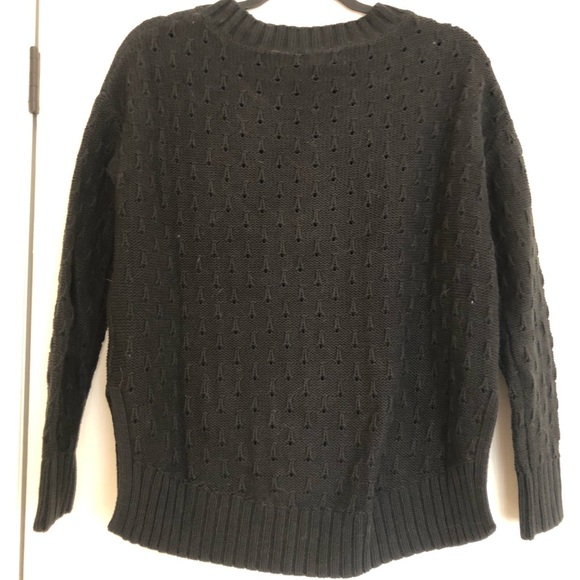 Thick, black Gap sweater with small details - Picture 2 of 3